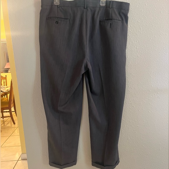 Gray Roundtree and Yorke TravelSmart Dress Pants 42x30. - Picture 4 of 4